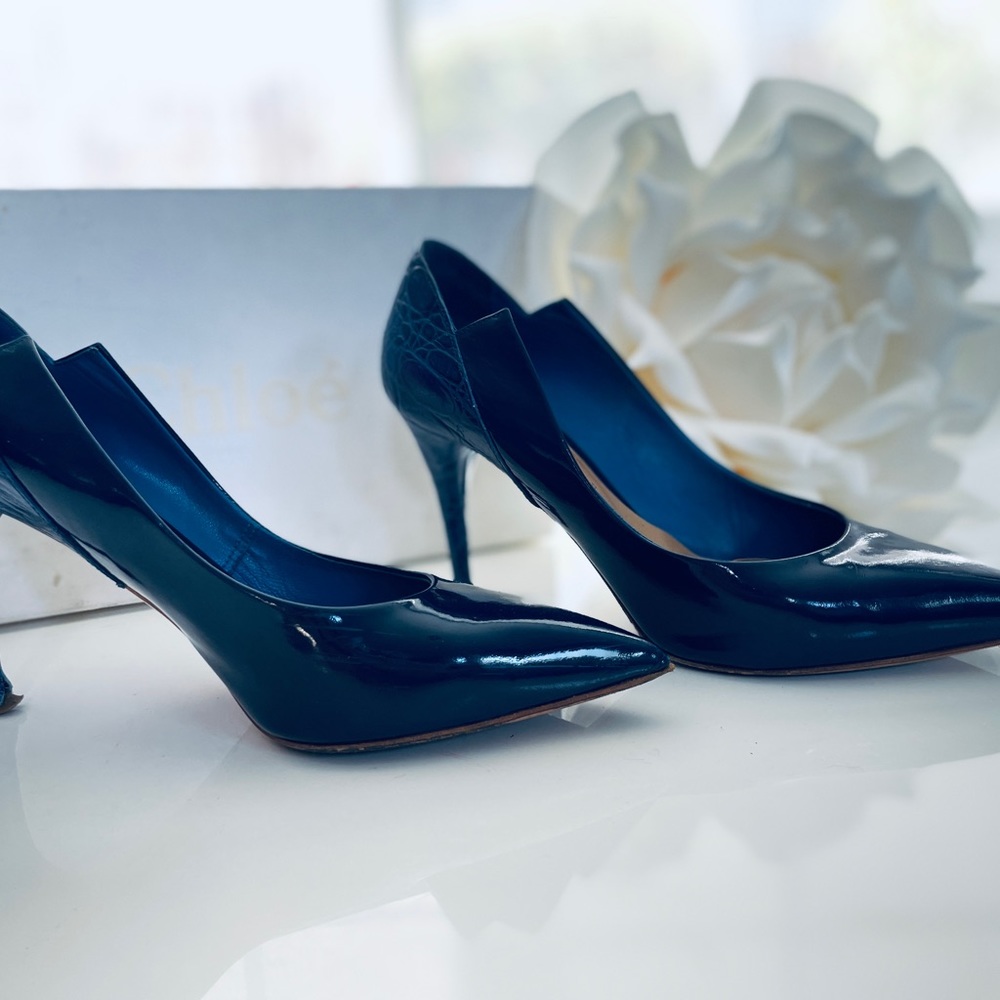 Chloe Blue Calf Leather Pointed-Toe Pumpe *Original $495*